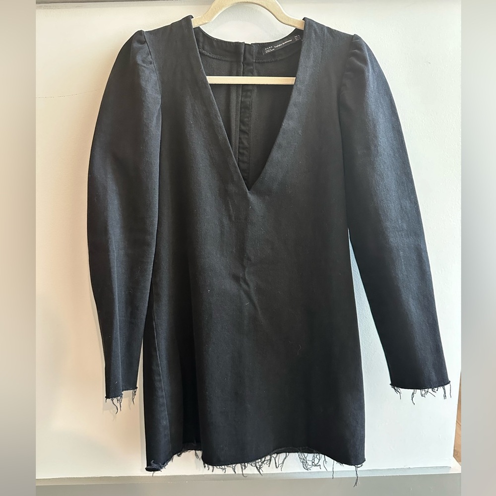 Zara v-neck, short denim dress. Black. Size M.